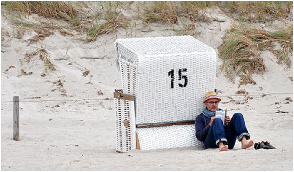 Leser am Strand