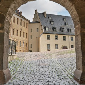 Zum Schloss Altenburg